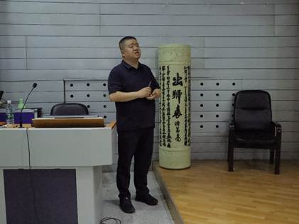 人站在房间里 AI 生成的内容可能不正确。